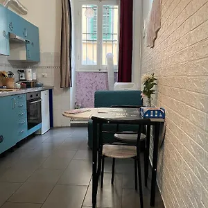 Apartment Violet 27, Florenz