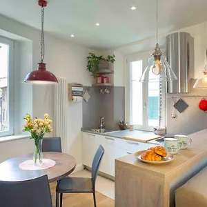 Apartment With, Florenz